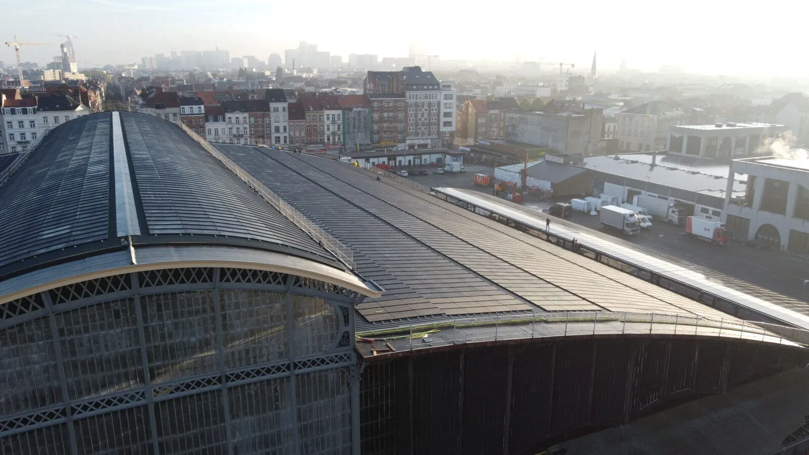Vue aérienne de la toiture de la halle des Abattoirs d'Anderlecht couverte de panneaux solaires Zinclike