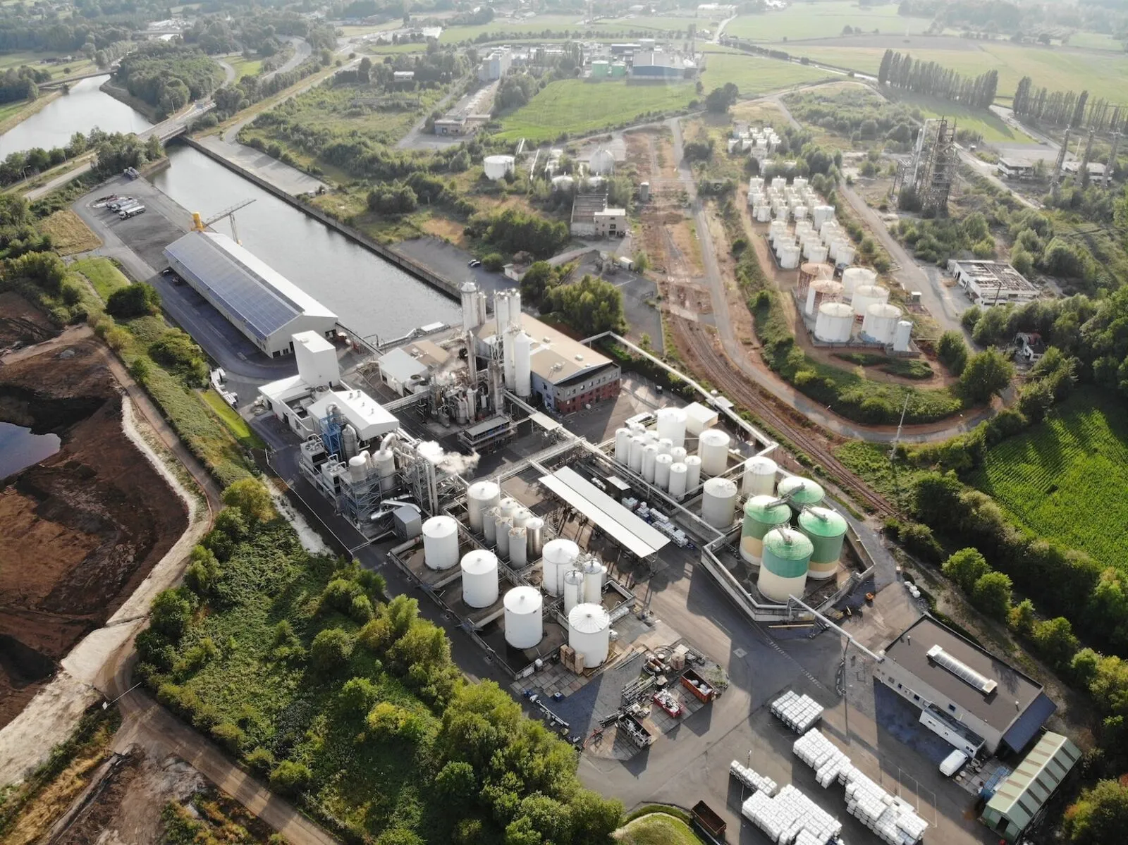 Vue aérienne de l'usine chimique Advachem à Hautrage, le long du canal