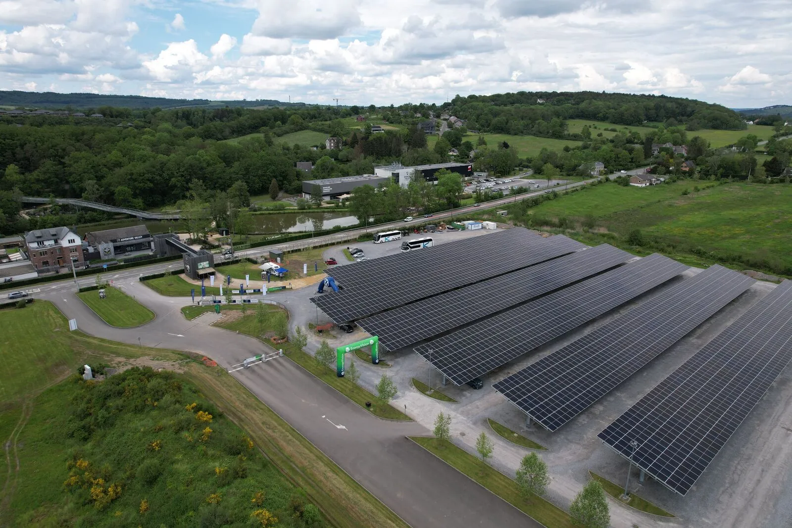 De zonneparking van Adventure Valley in Durbuy van bovenaf