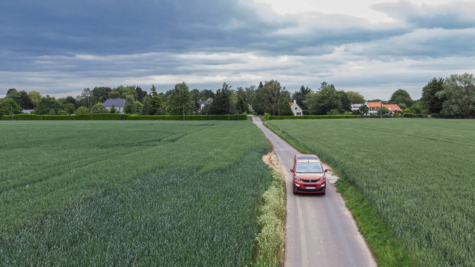Un van SAM-Drive sur une route de campagne, vu du ciel