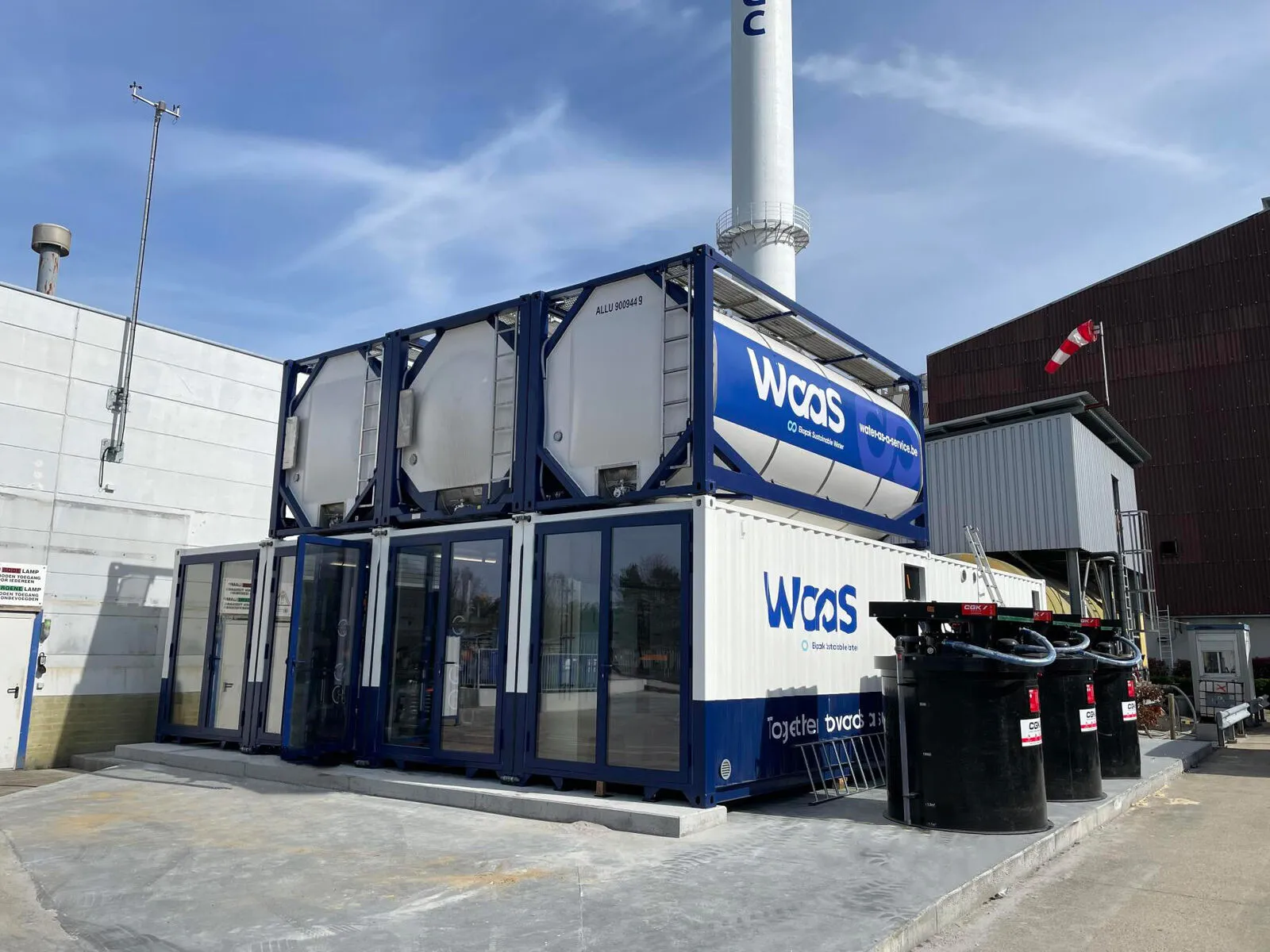 L'installation WaaS d'Ekopak chez AGC Mol : conteneurs modulaires surmontés de conteneurs-citernes