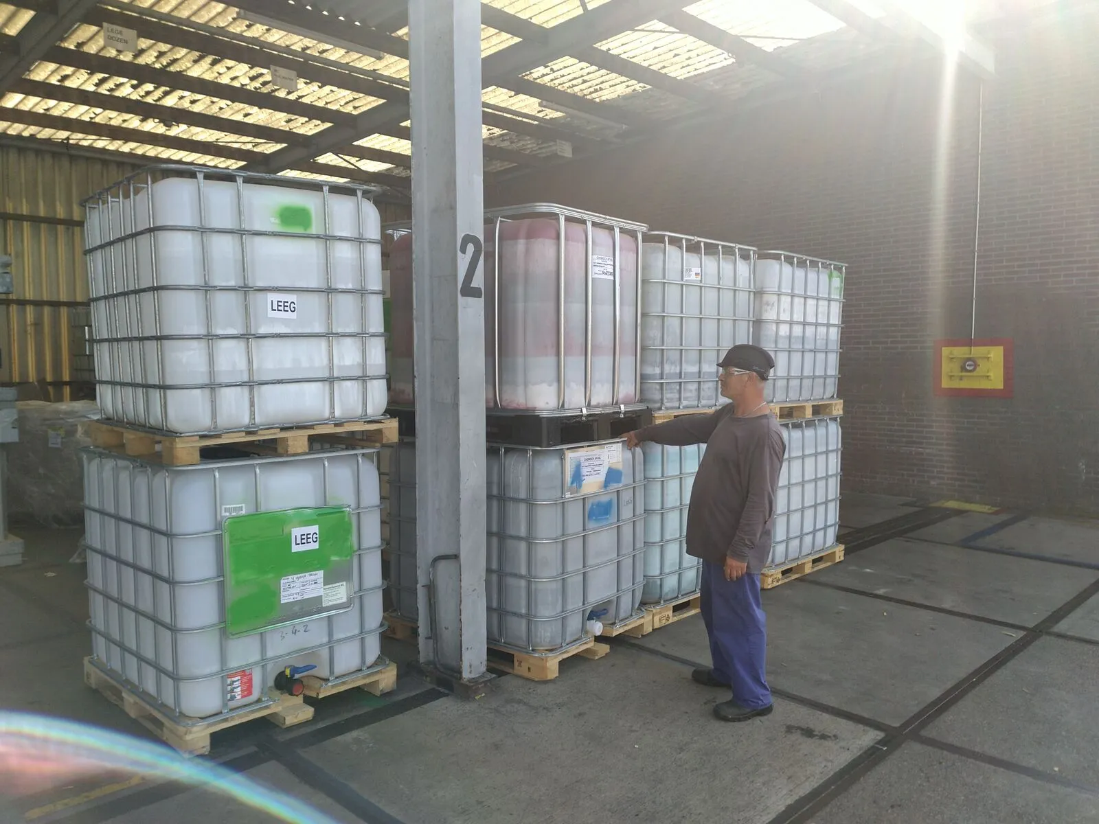 Conteneurs IBC d'eau de rinçage chez AkzoNobel, désormais épurée pour être réutilisée au lieu d'être incinérée