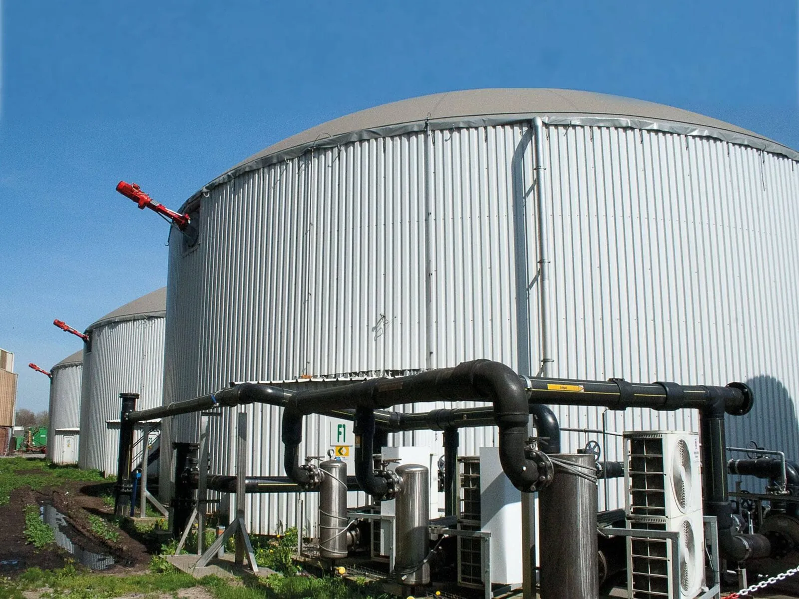 Les digesteurs de l'unité de biométhanisation de Quévy, qui transforme les déchets alimentaires en électricité verte et en digestat
