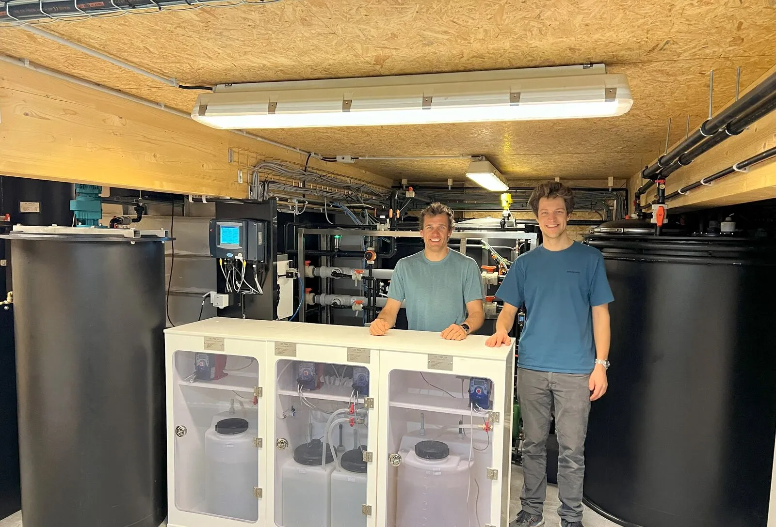 Les ingénieurs de Revalio dans le local de traitement de l'eau de la station Princess Elisabeth