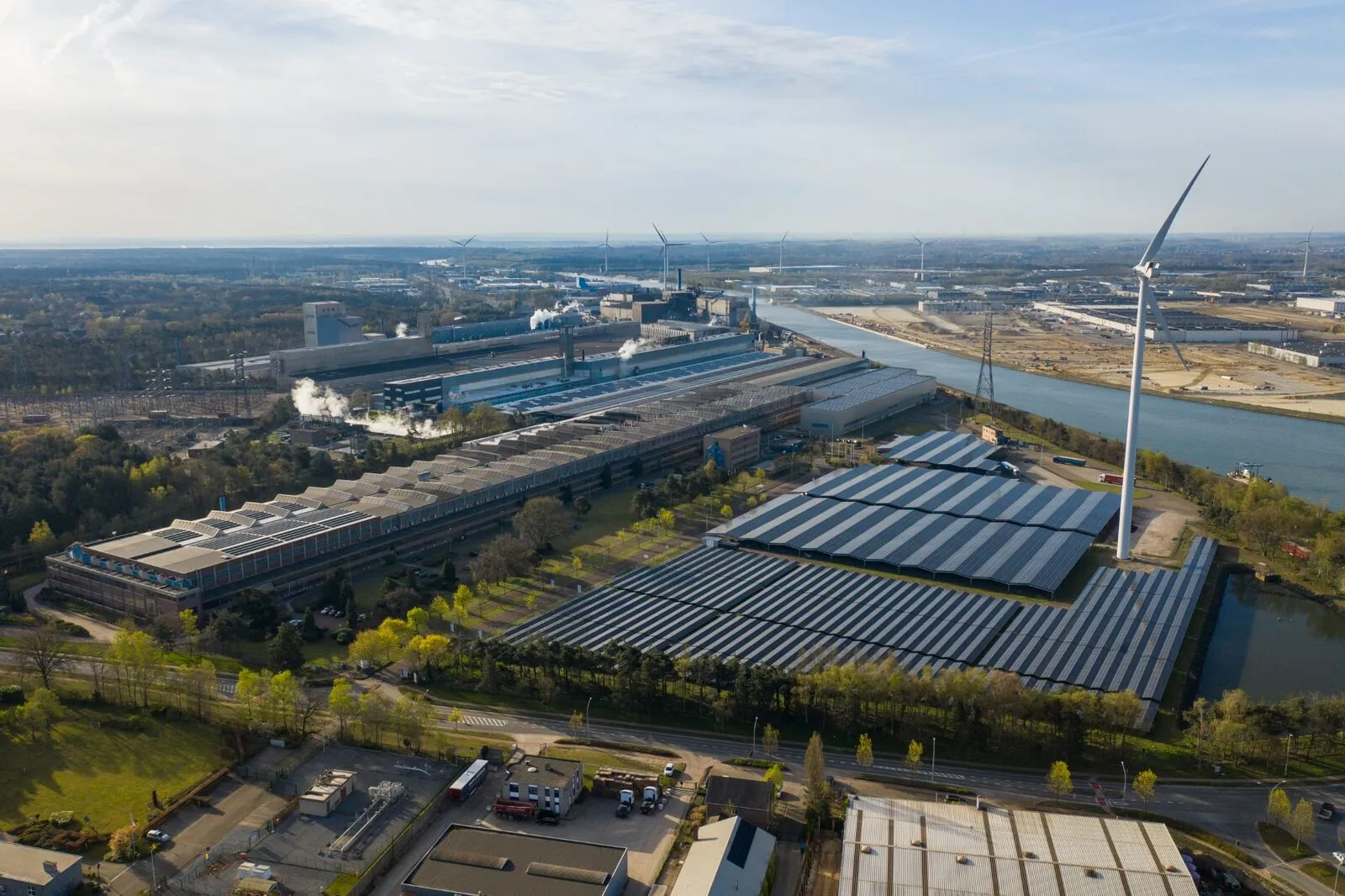Vue aérienne de l'installation solaire de l'aciérie Aperam à Genk