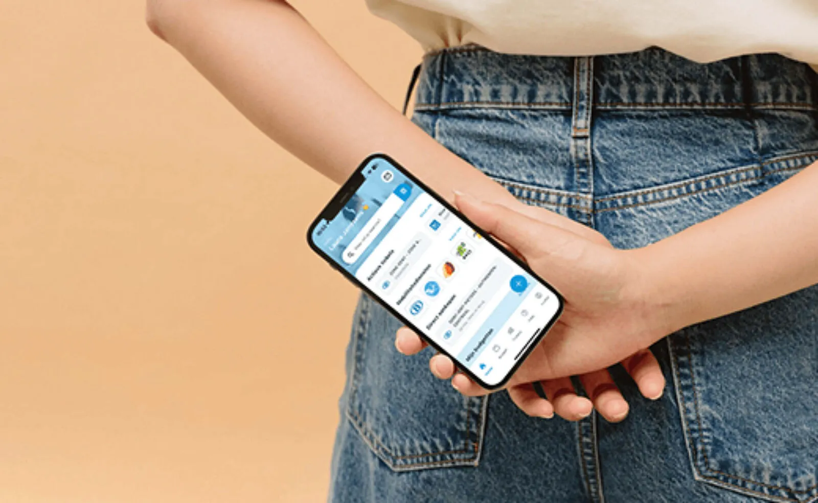 Une collaboratrice avec l'appli Olympus sur son téléphone