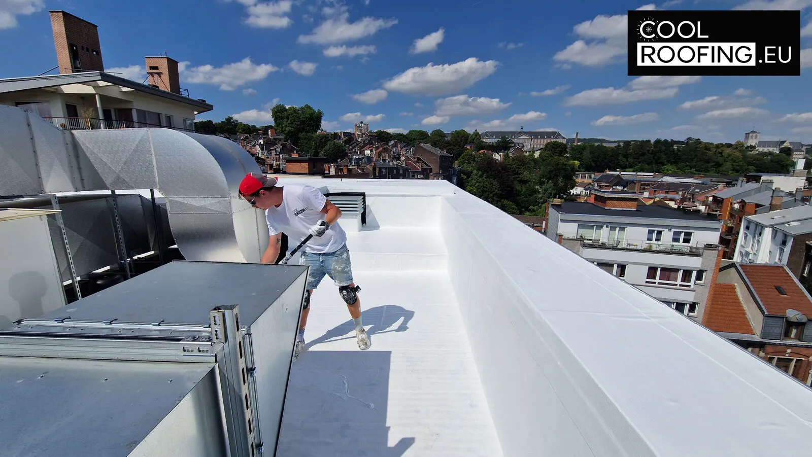 Een schilder van Coolroofing.eu brengt de coating aan op een plat dak