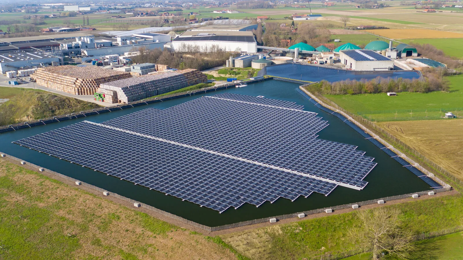 4.860 drijvende zonnepanelen op het waterbekken van Ardo in Ardooie