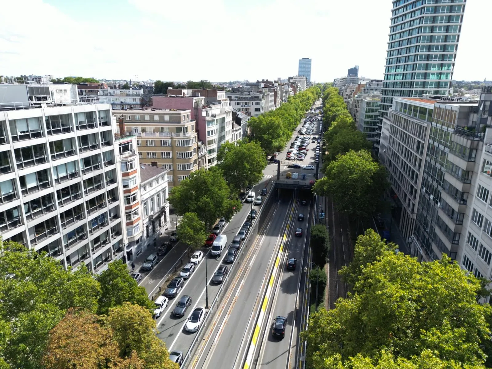 Vue aérienne de l'avenue Louise à Bruxelles, objet d'une étude stratégique de mobilité