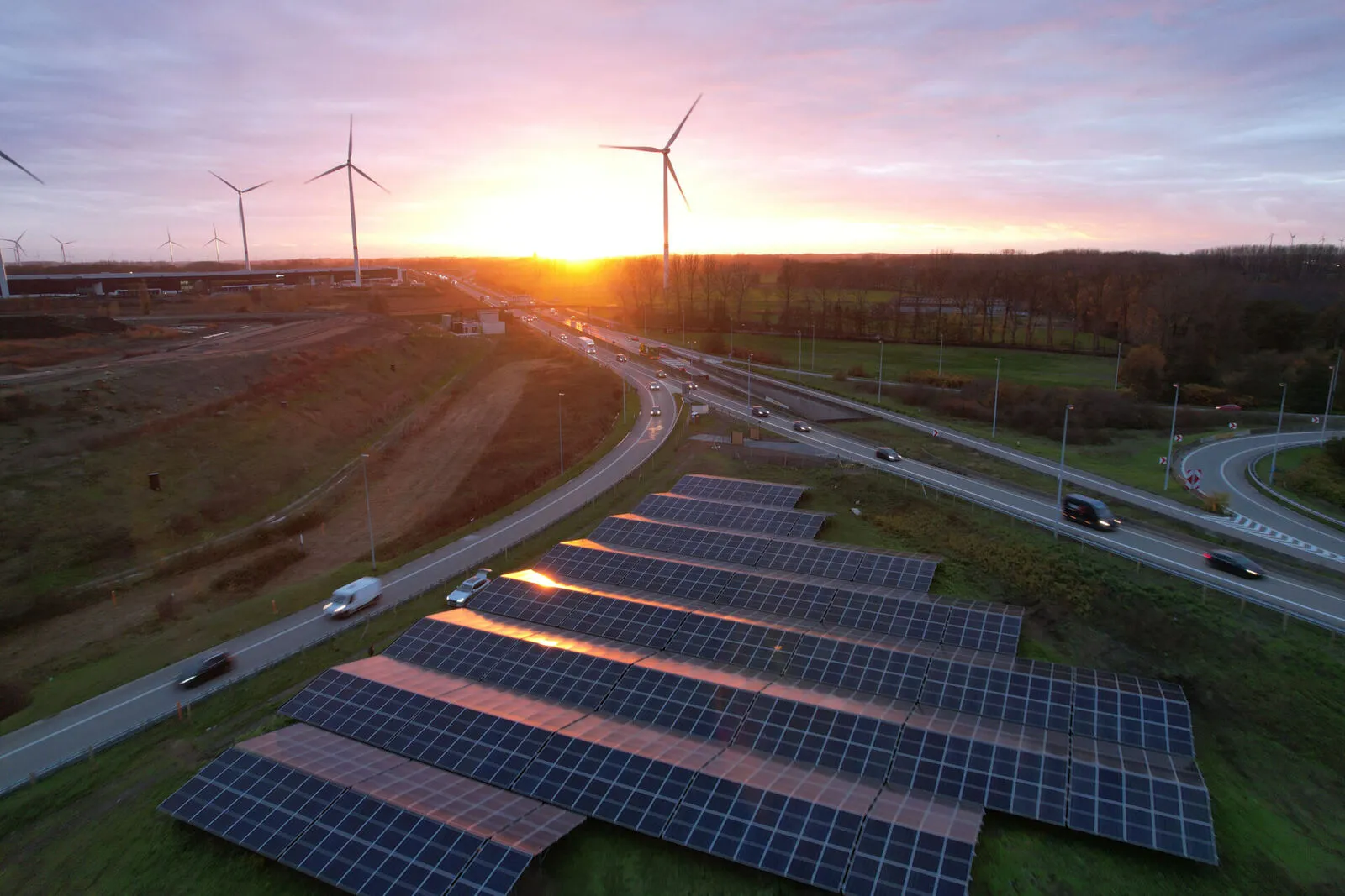 Centrale solaire au sol sur l'échangeur autoroutier de Zelzate-West