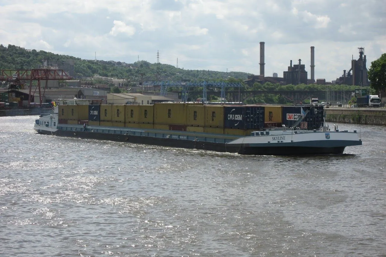 Une barge de Liège Container Terminal chargée de conteneurs sur la Meuse