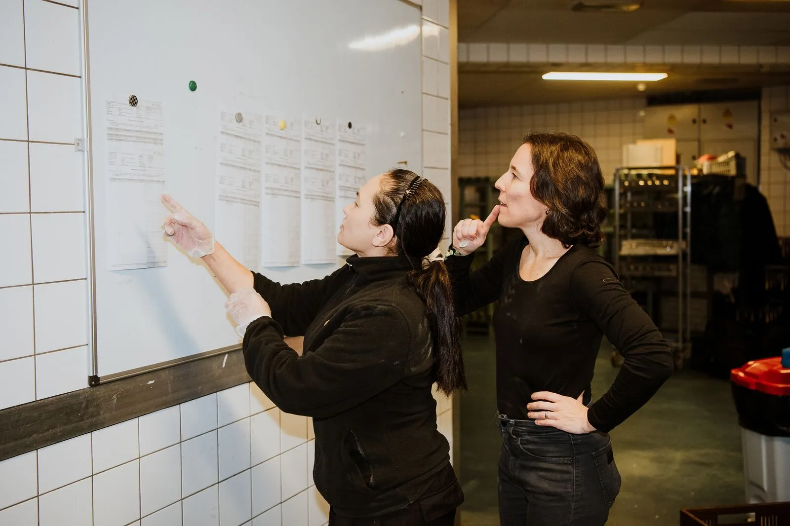 L'équipe de cuisine du Van der Valk Hotel Beveren passe en revue le tableau de mesure du gaspillage avec FoodWIN