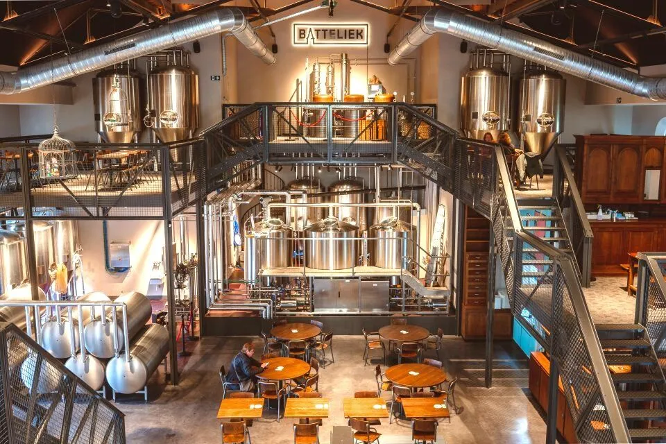 Batteliek, la microbrasserie de Brouwerij Het Anker dans l'ancienne église de Battel, avec un refroidissement géothermique conçu par VDB Engineering
