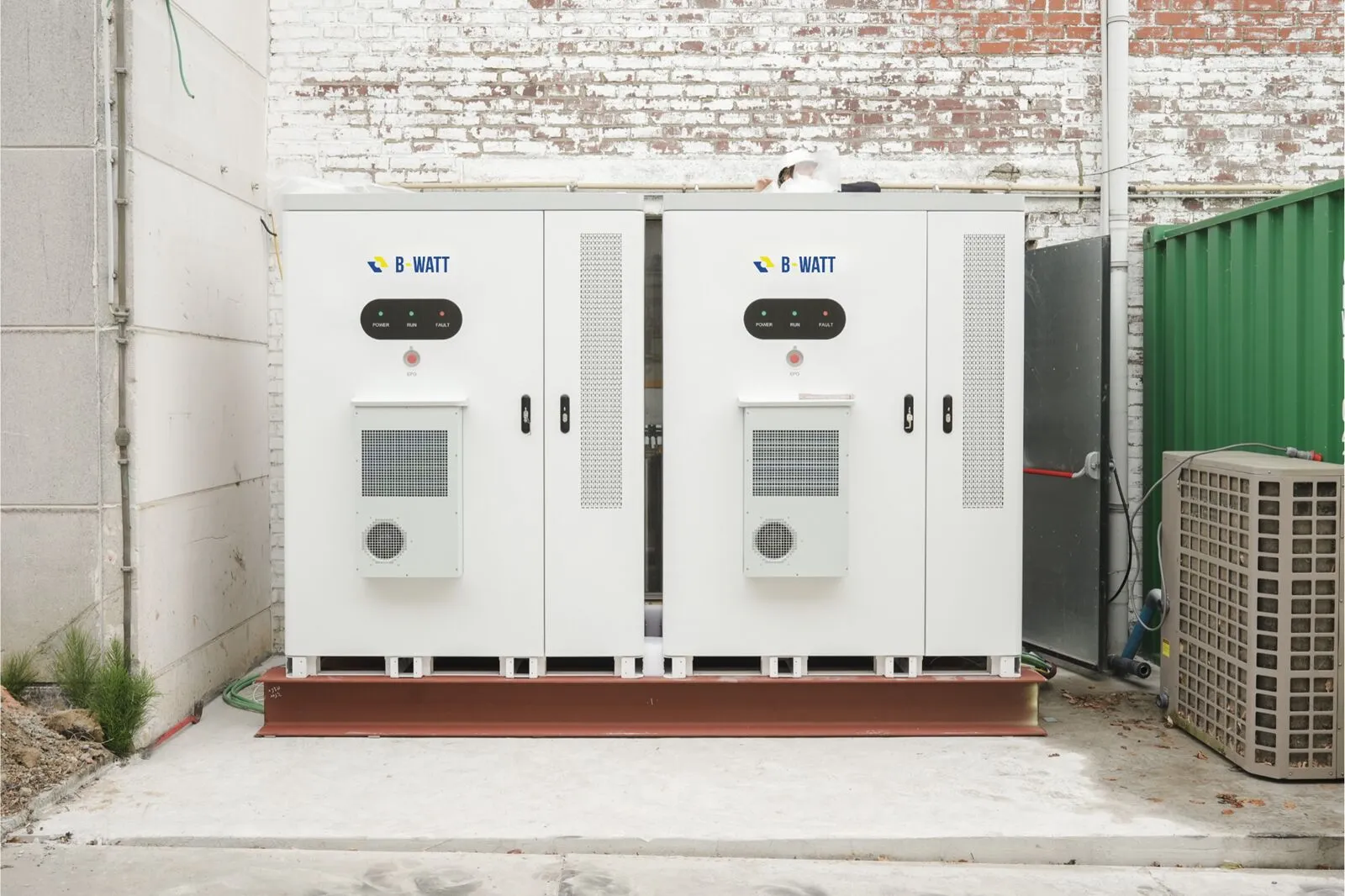 Twee B-Watt-batterijkasten buiten geïnstalleerd