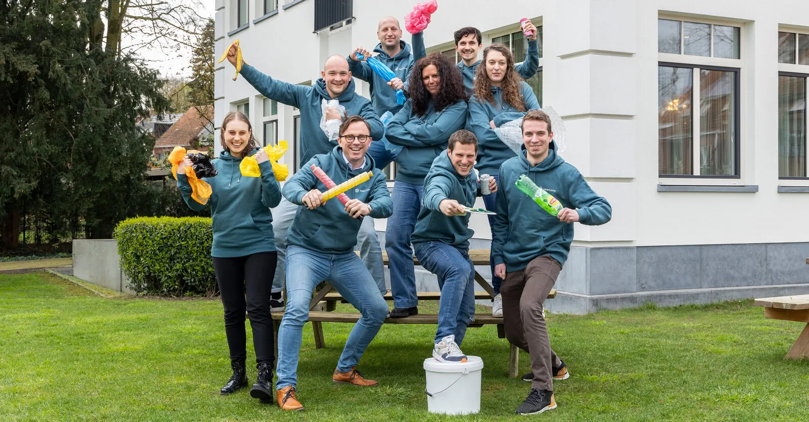 L'équipe de Seenons Belgium devant ses bureaux de Turnhout