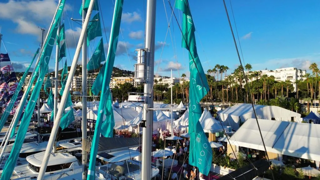 Éolienne Philéole sur le mât d’un voilier dans un port, lors d’un salon nautique