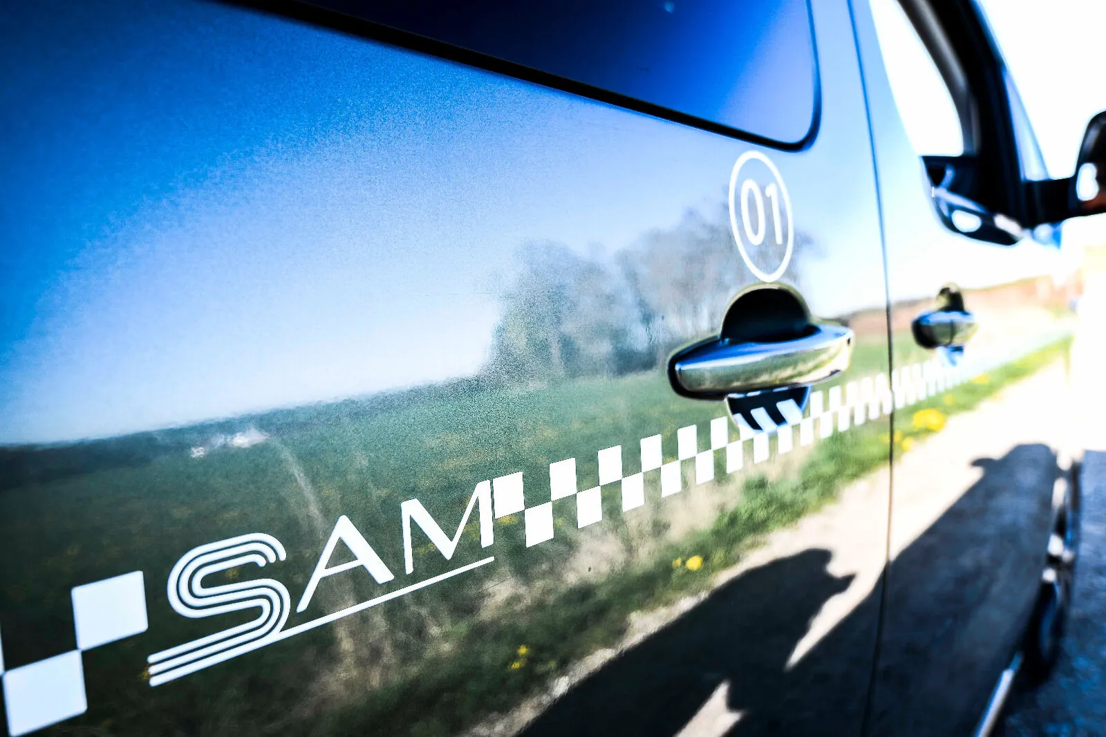 Le logo SAM sur le flanc d'un van