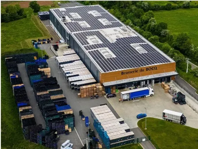Luchtfoto van de Brasserie du Bocq en haar zonnedaken in Purnode