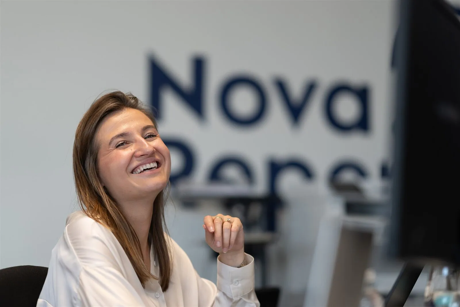 Een consultant van Nova Reperta in het Brusselse kantoor