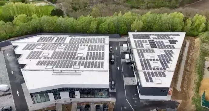 Zonnedaken van bedrijvencentrum BuzzyPark in Waver, thuisbasis van de gemeenschap Bzzz Energy