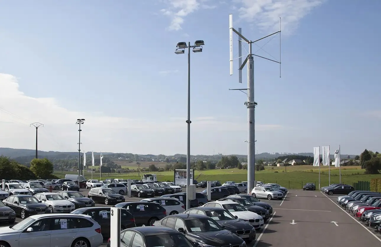 Éolienne Fairwind installée sur le parking d'une entreprise