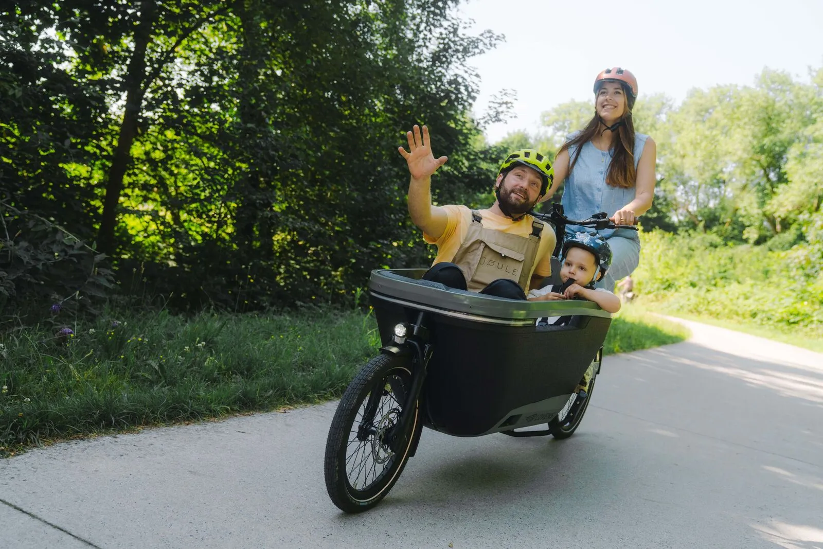Een gezin op een geleasede bakfiets
