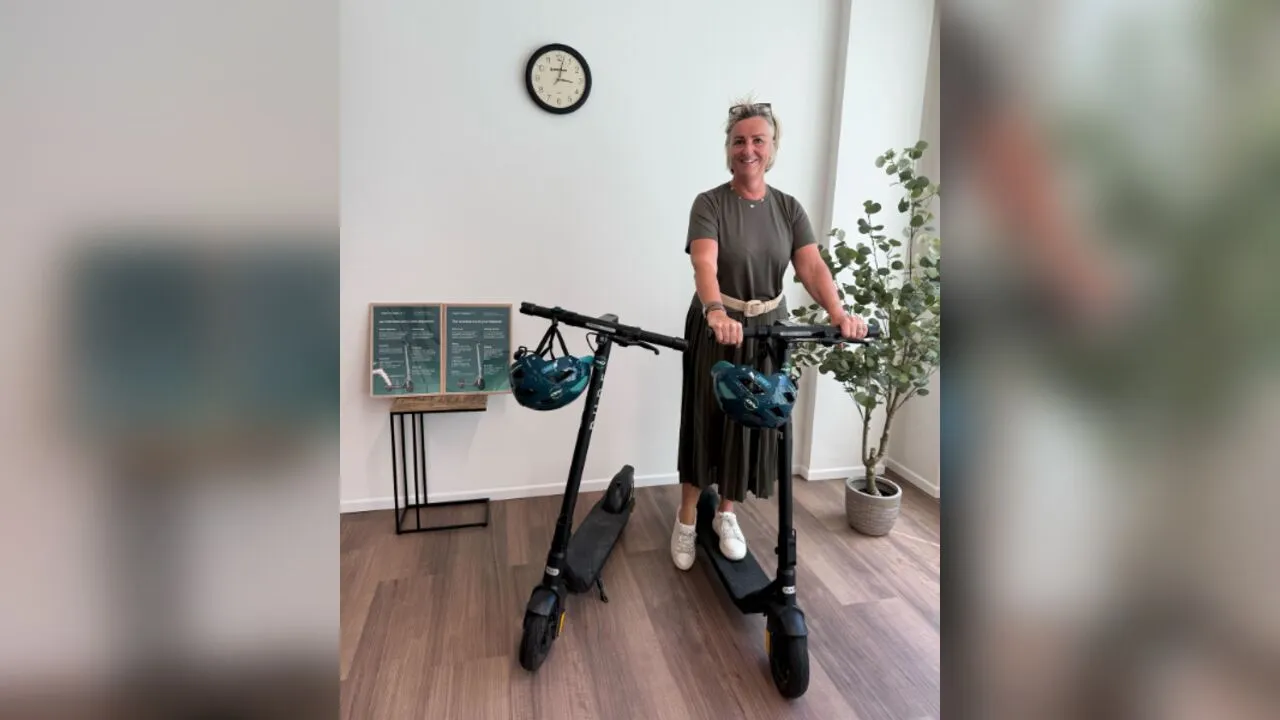 Une salariée de CASA avec sa trottinette électrique et son casque