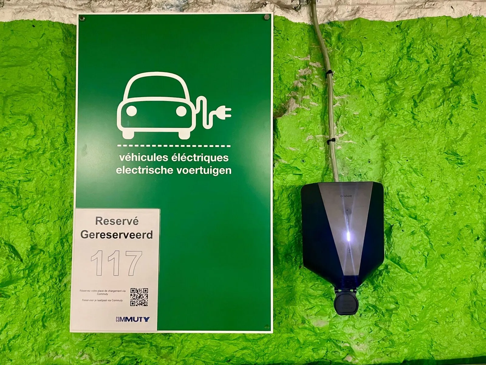 Une borne réservée aux véhicules électriques dans un parking d'entreprise