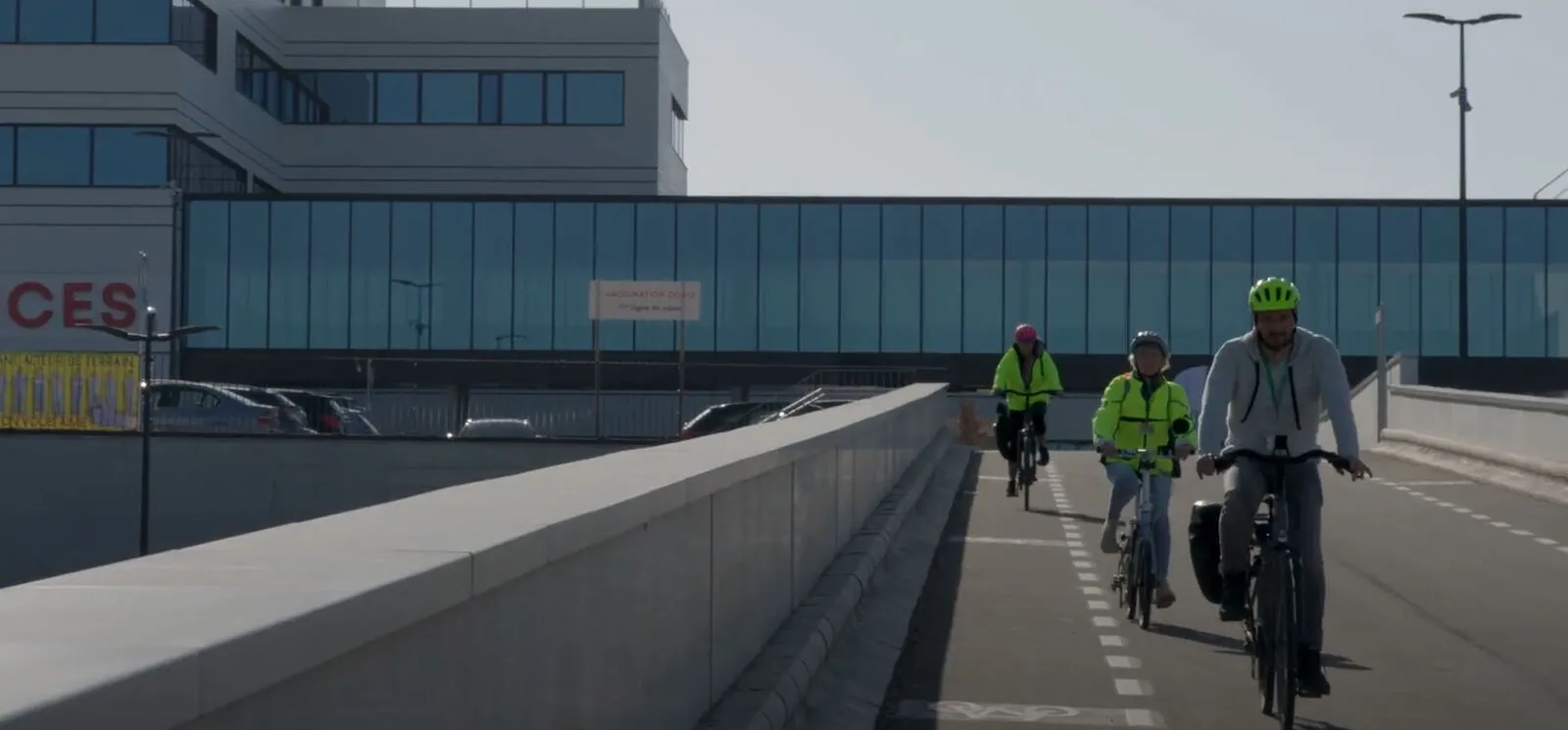 Cyclistes arrivant sur le site hospitalier du Groupe santé CHC à Liège