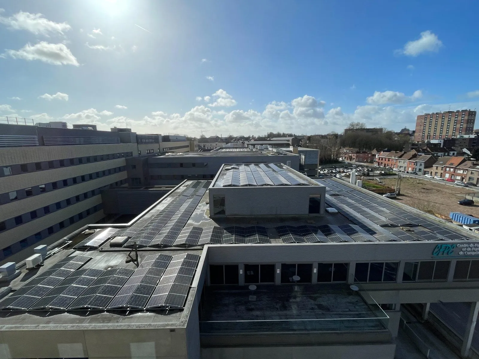 Zonnepanelen op de daken van het Centre Hospitalier de Mouscron