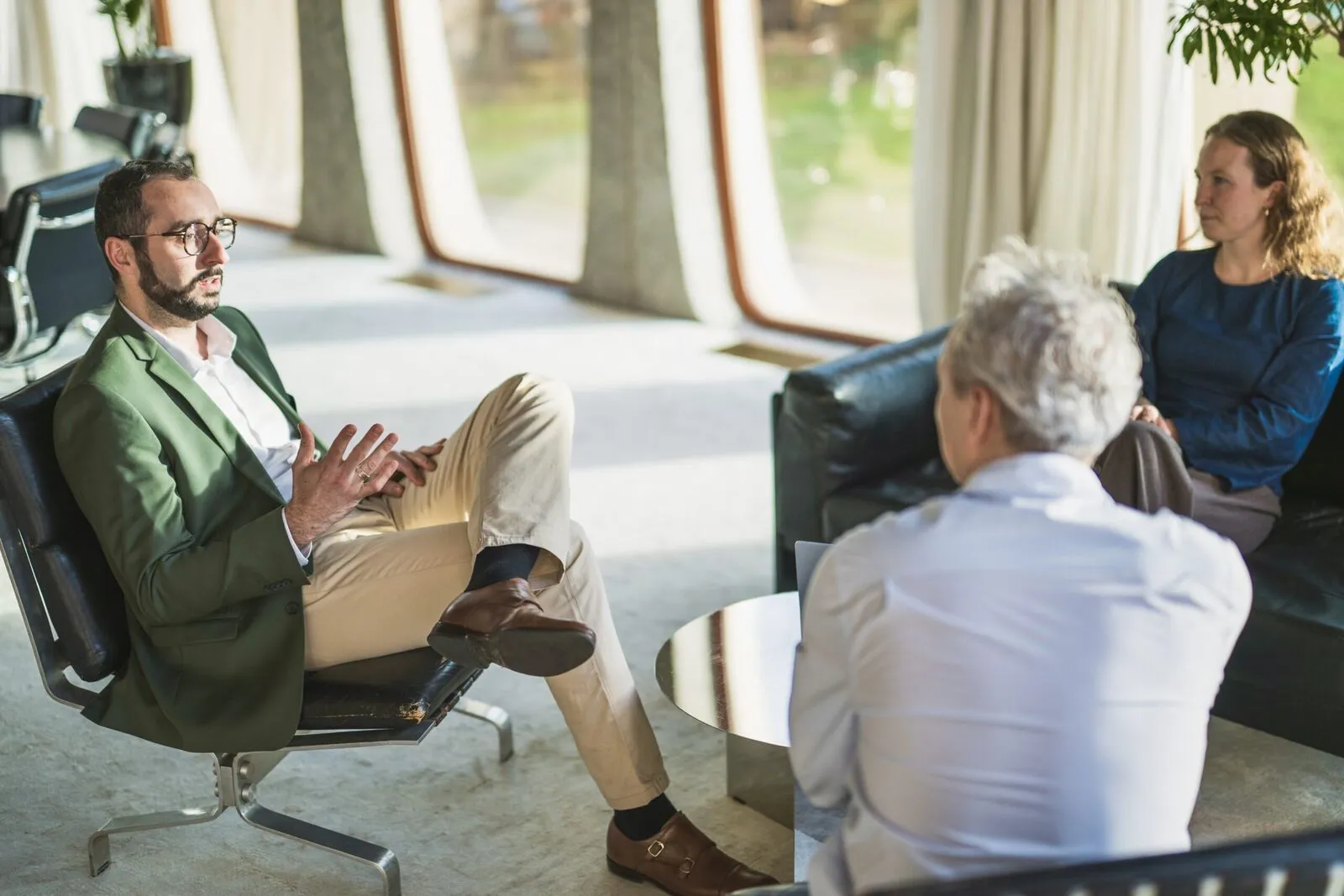 Een Energy Manager van AYA in een werksessie met een klant