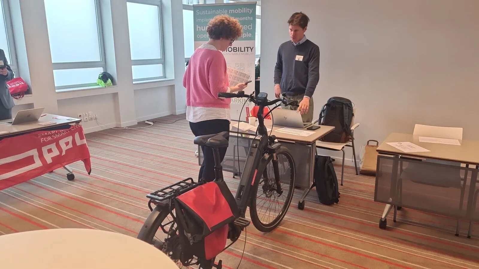 Une séance de coaching mobilité avec une collaboratrice qui essaie un vélo électrique