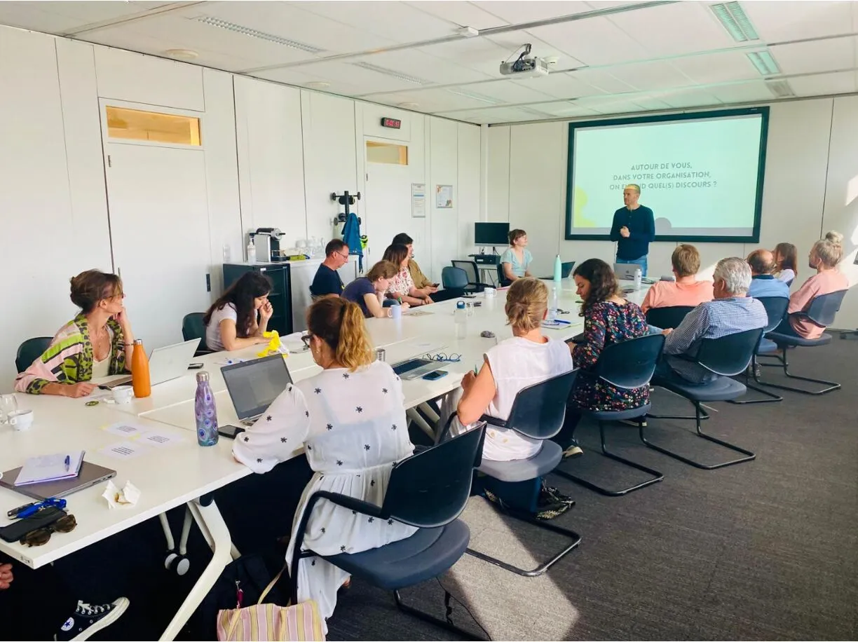 Een klimaatbewustmakingsworkshop voor een bedrijfsteam in een vergaderzaal