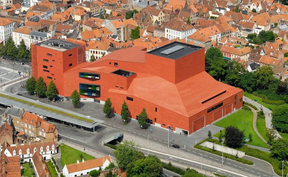 Vue aérienne du Concertgebouw de Bruges, pour lequel Emaze a établi un masterplan énergétique