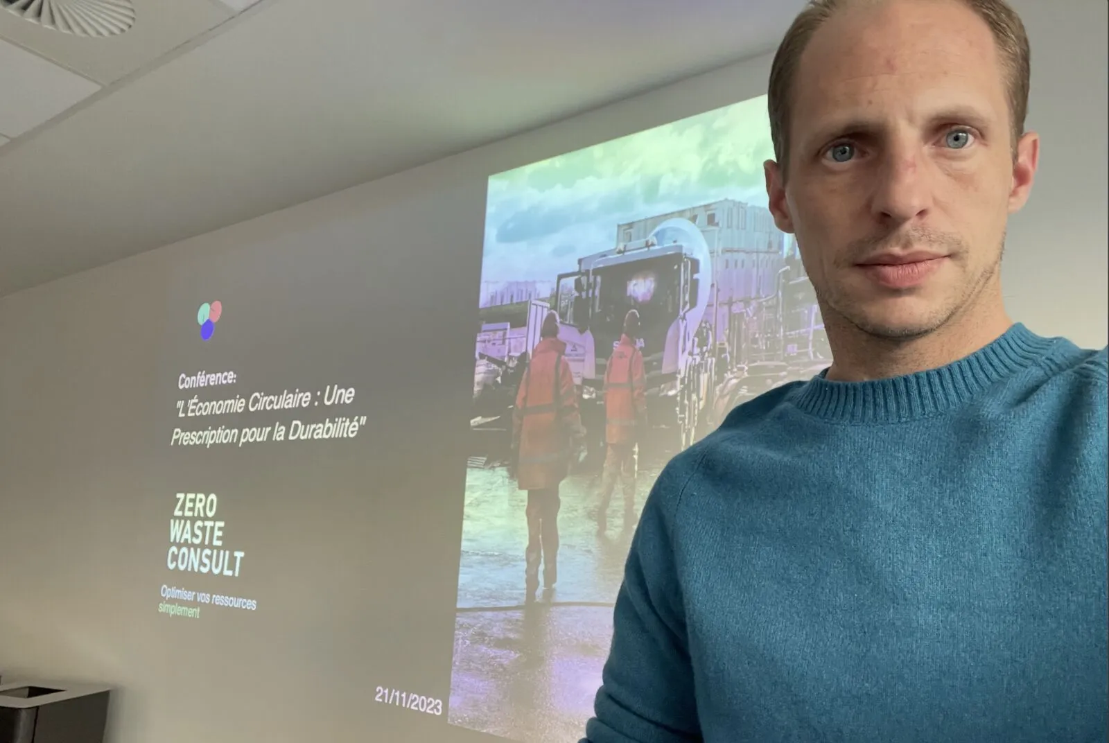 Sébastien Finet, fondateur de Zero Waste Consult, devant les slides de sa conférence sur l'économie circulaire