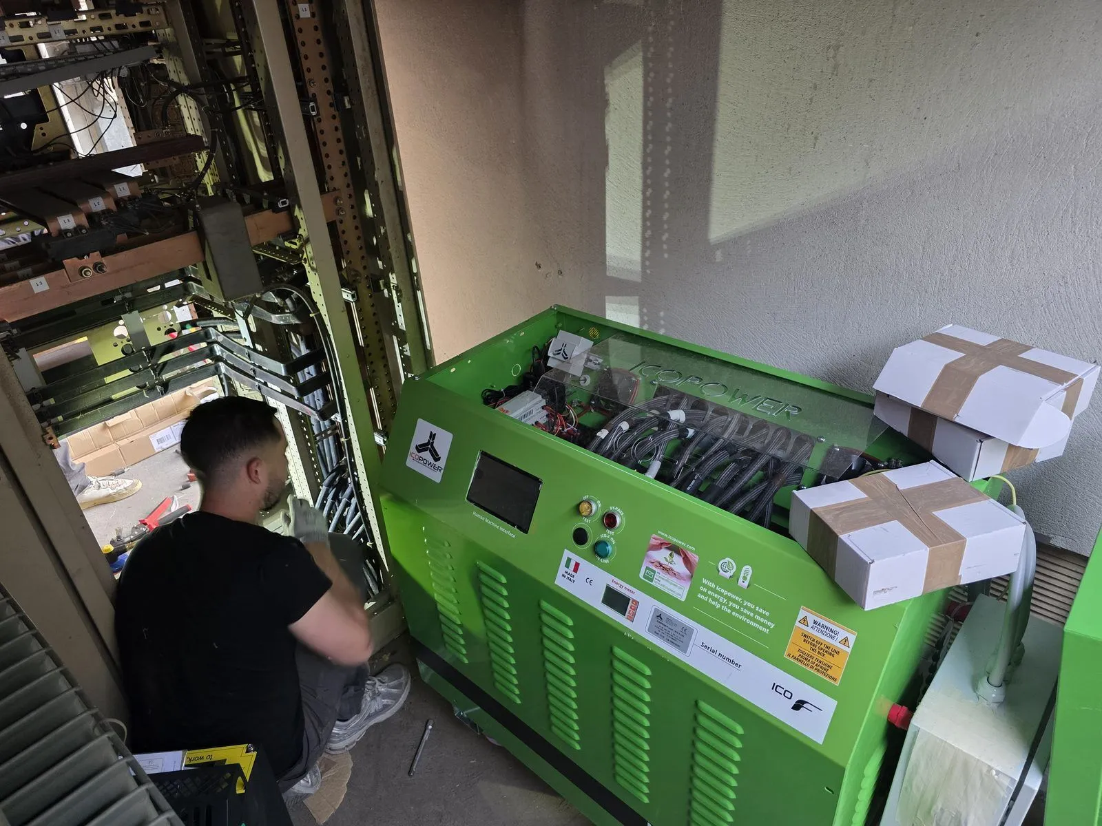 Een technicus sluit de kabels van een Icopower-unit aan