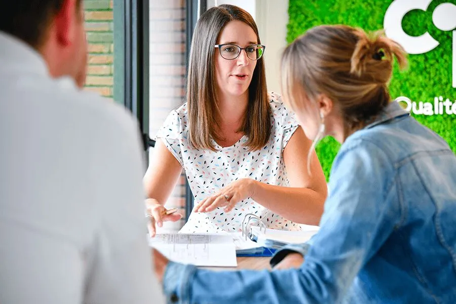 Consultantes Cplus en séance de travail dans les bureaux de Cplus