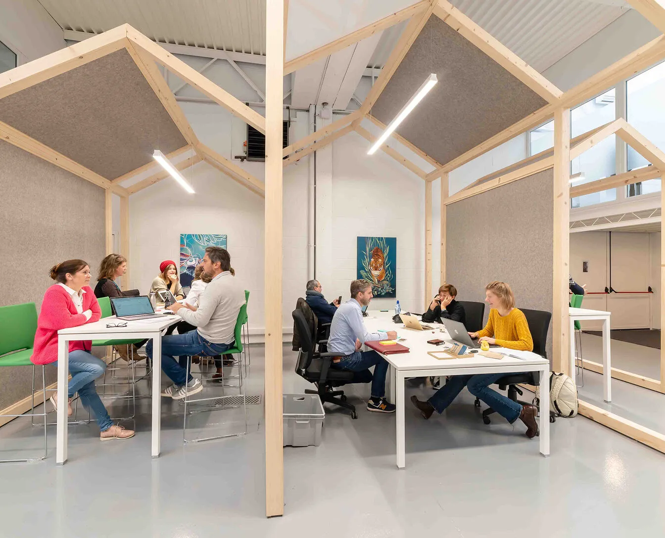 Des entrepreneurs dans l'espace de coworking de CAP Innove