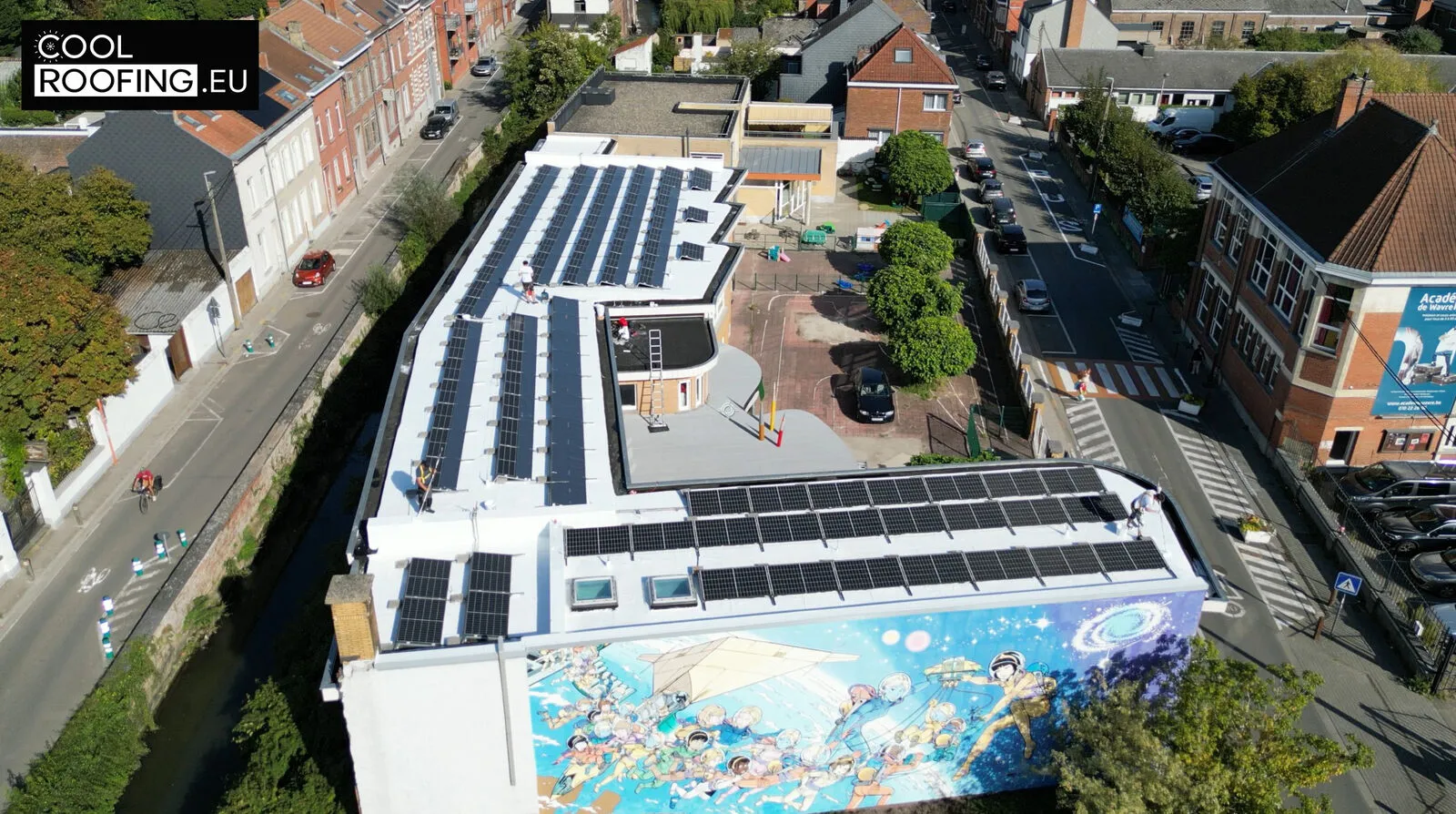 Witte coating op het dak van een gemeentelijke crèche in Waver, naast zonnepanelen
