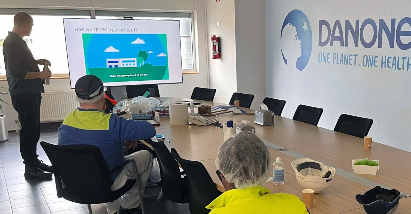 Formation au tri pour le personnel de Danone à l'usine de Rotselaar
