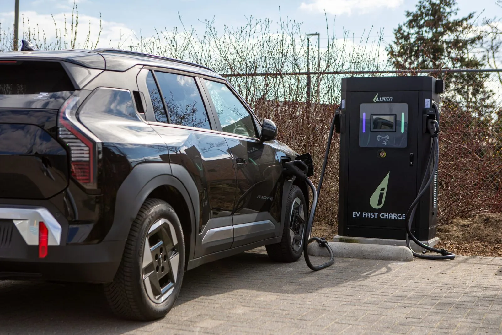 Voiture électrique en charge sur un chargeur rapide DC iLumen installé par Futech