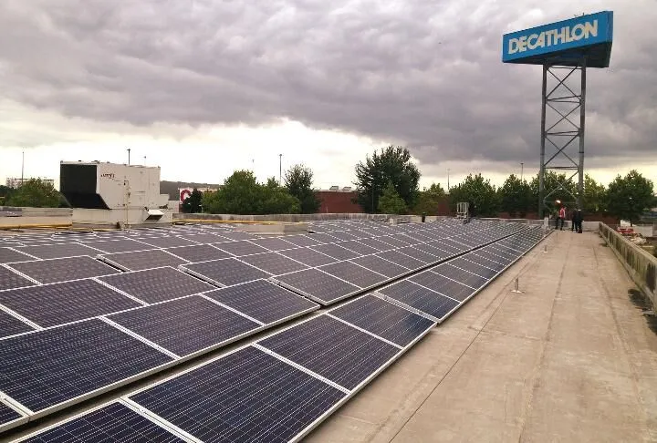 Zonnepanelen op het dak van een Decathlon-winkel in België