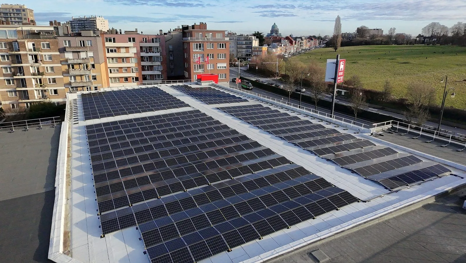 Oost-west zonne-installatie op het platte dak van Delhaize Basilix