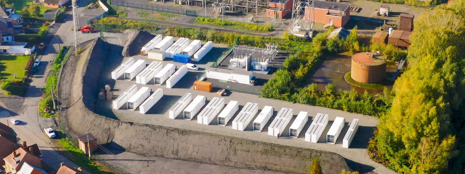 Vue aérienne du parc de batteries de Deux-Acren (50 MW / 100 MWh), développé avec Corsica Sole