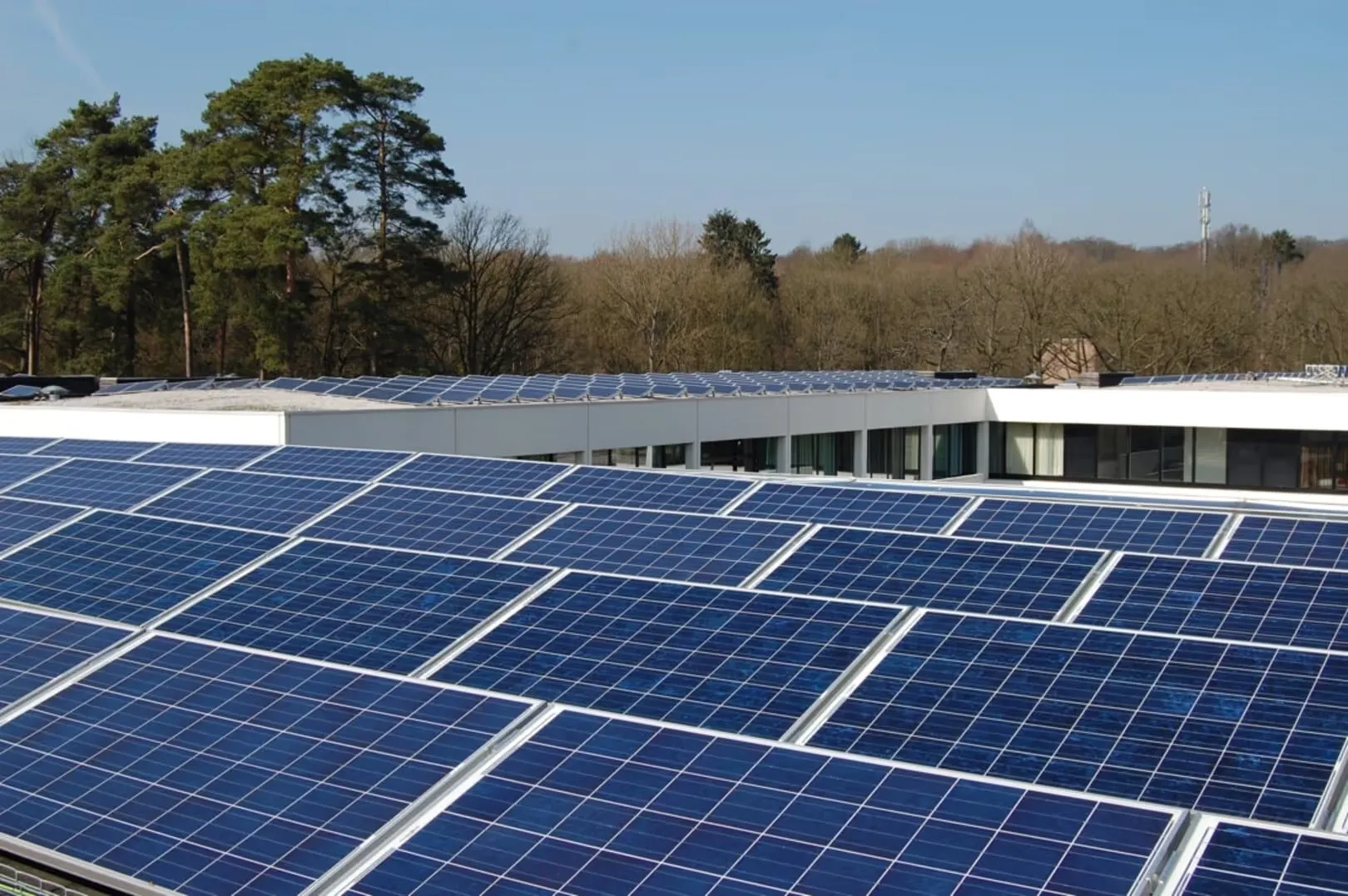 Panneaux solaires sur le toit de l’Hôtel Dolce La Hulpe