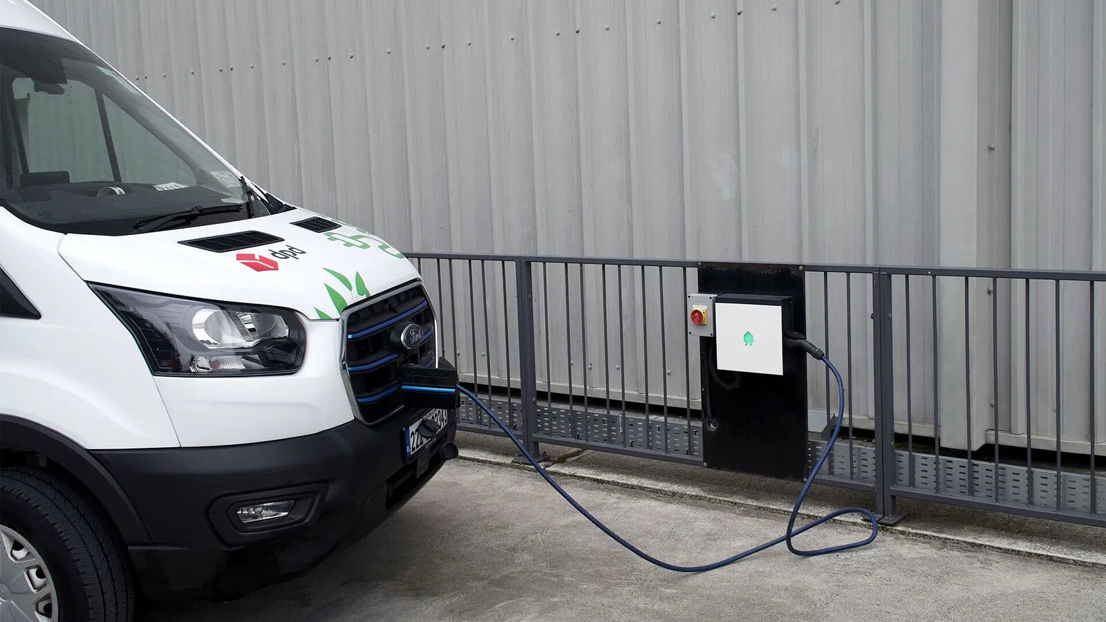 Une camionnette électrique DPD Ireland branchée sur une borne Smappee