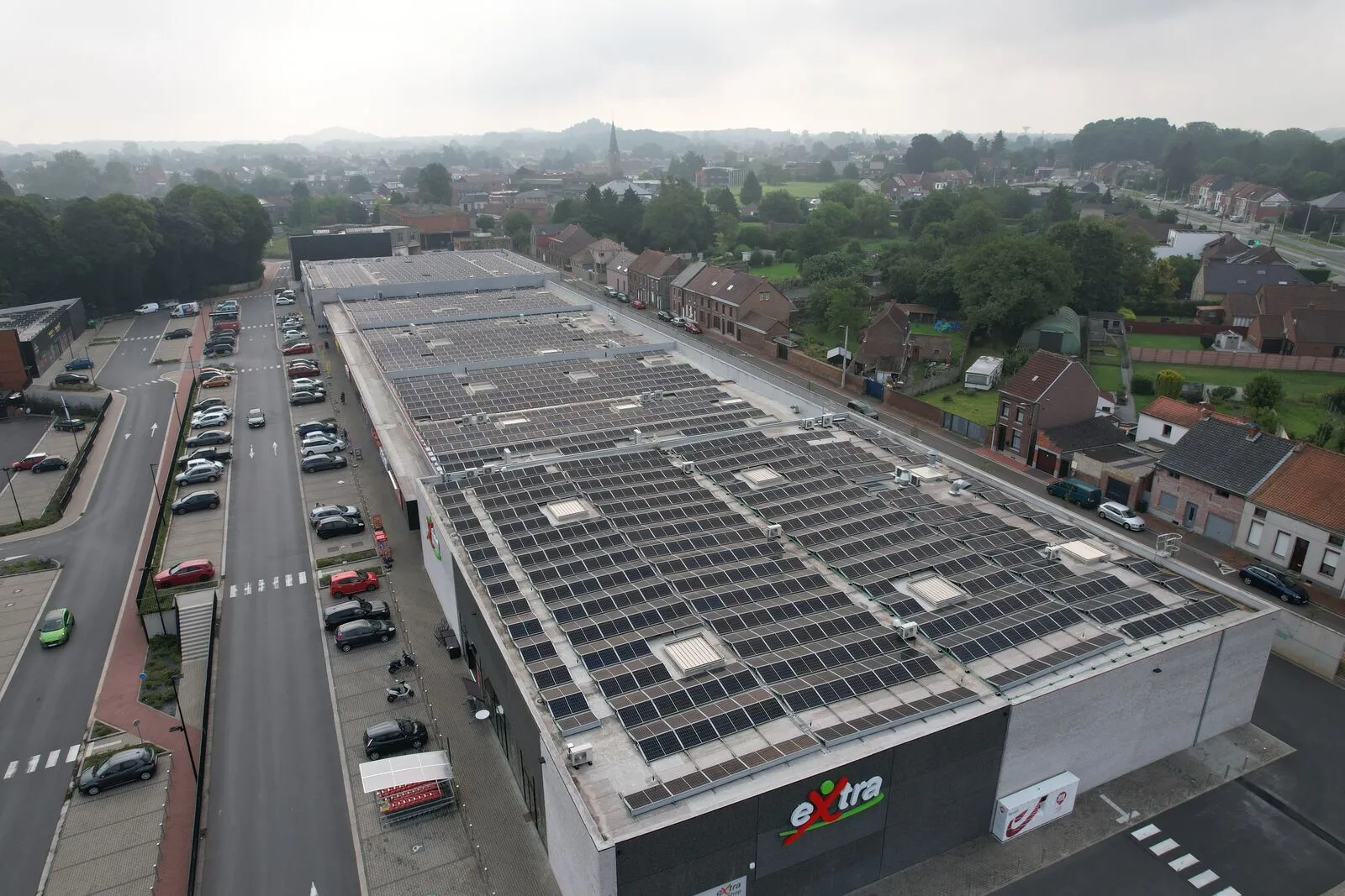 Dronebeeld van het bedrijvencomplex van Ducadour in Dour met zonnepanelen op het dak