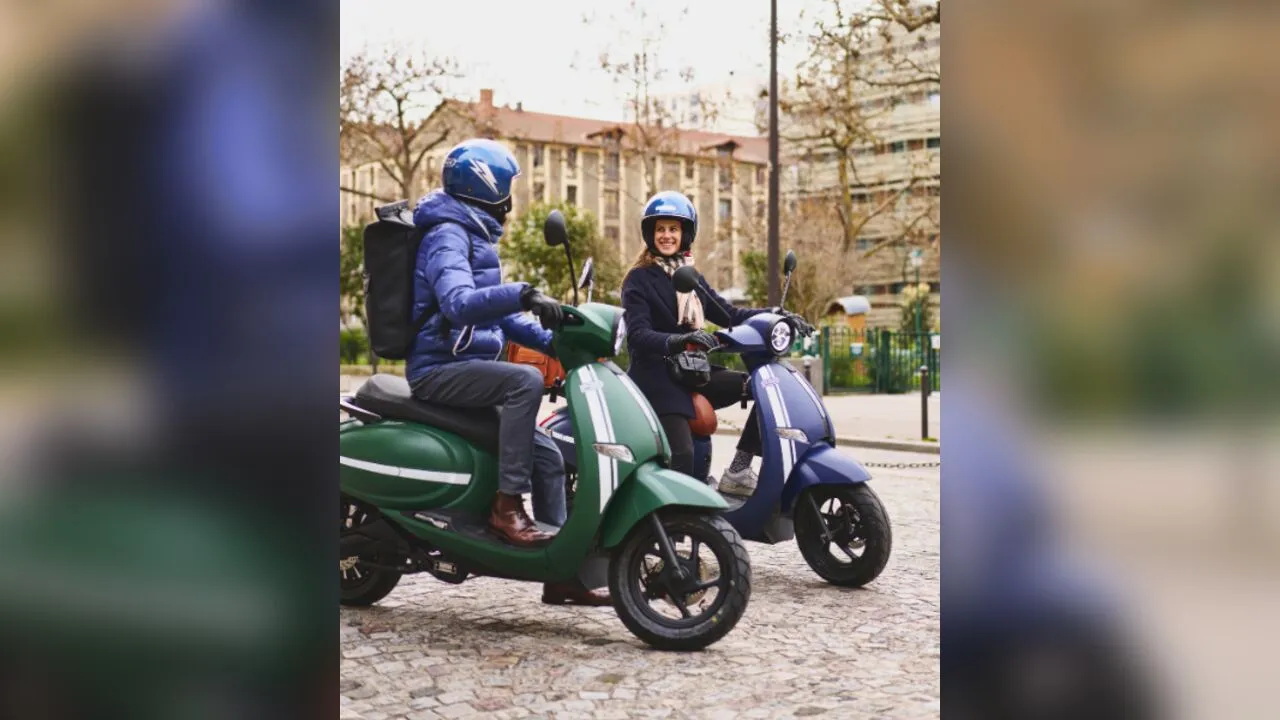 Deux conducteurs sur des scooters électriques fournis par Avo'Mobility