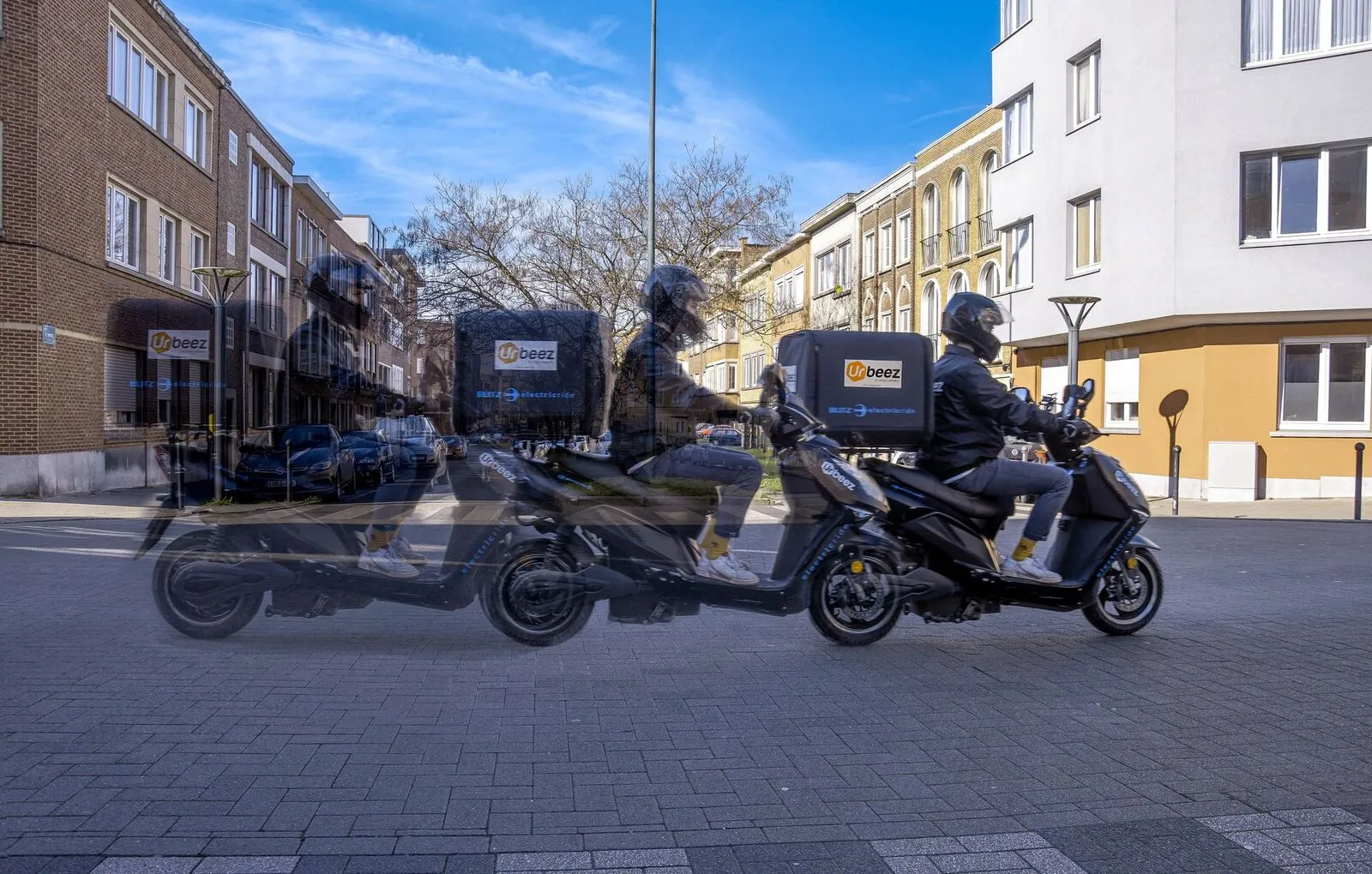 Koeriers van Urbeez op elektrische leveringsscooters