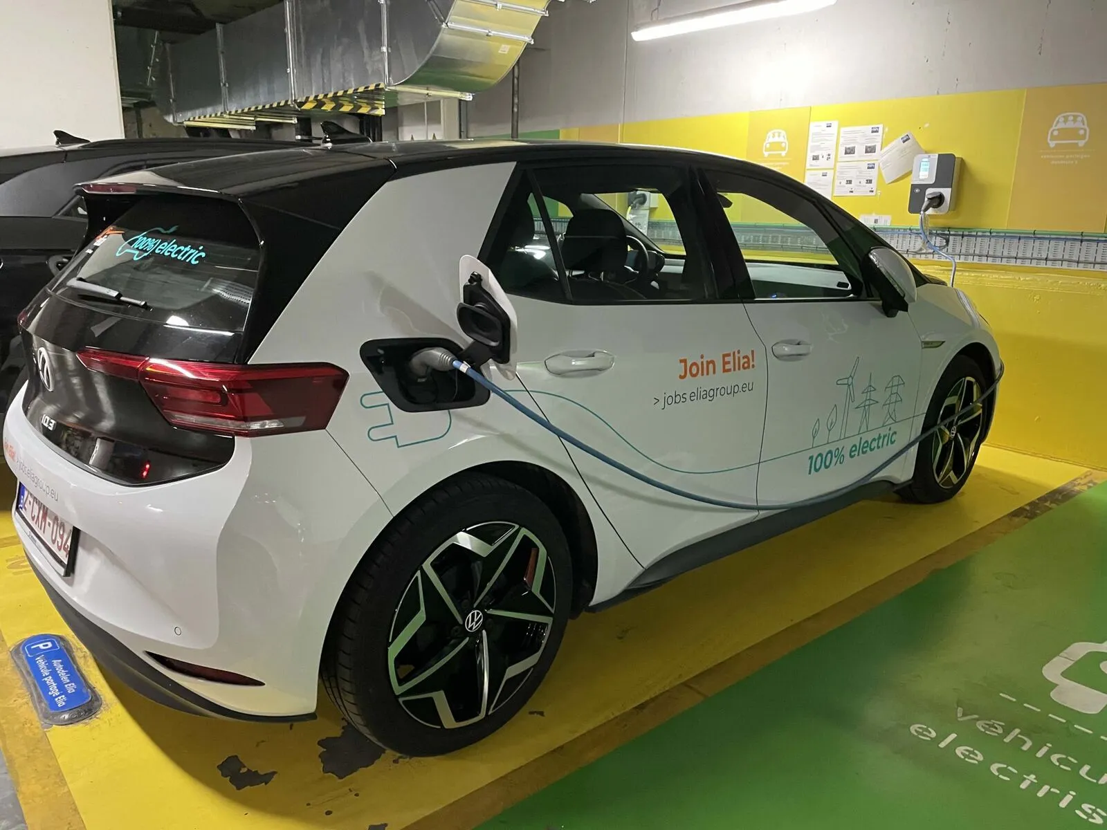Une voiture de société électrique dans le parking d'Elia, dans le cadre d'un projet d'optimisation de flotte